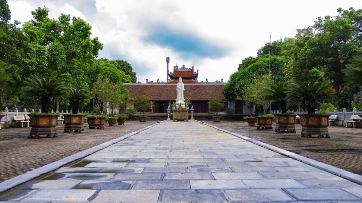 Ảnh đẹp Hưng Yên nổi bật với tượng Phật trang nghiêm.