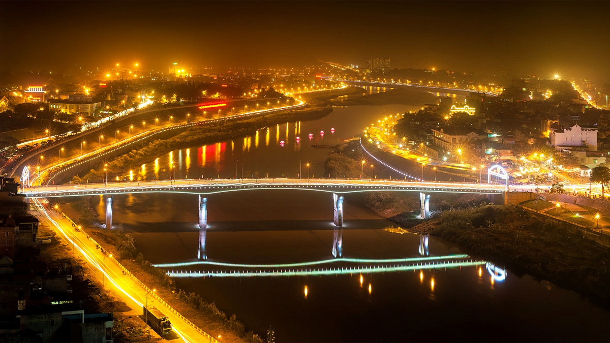 Ảnh đẹp Lào Cai lung linh bên dòng sông về đêm.