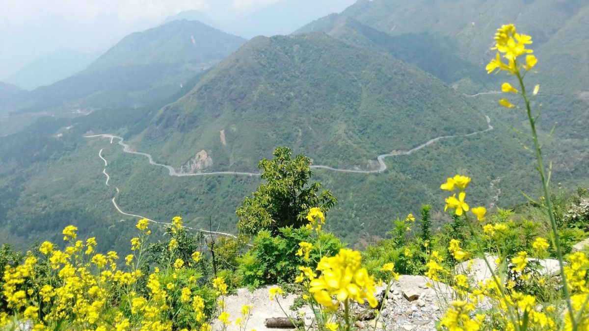 Ảnh đẹp Lai Châu mây vờn đỉnh núi.