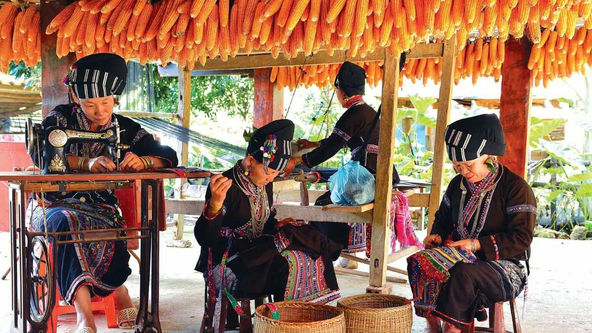 Ảnh đẹp Lai Châu phụ nữ dệt vải.