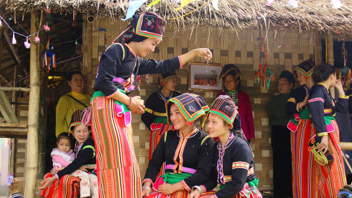 Ảnh đẹp Lai Châu bản làng rộn ràng chợ phiên.