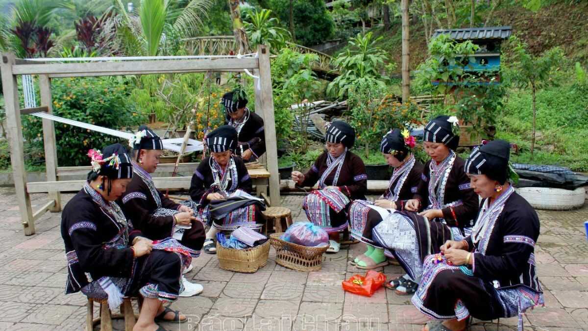 Ảnh đẹp Lai Châu già làng bên bếp lửa.