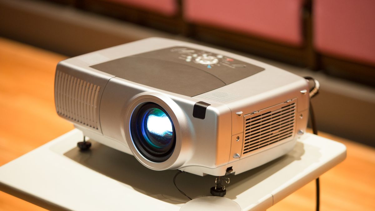 Cách kết nối máy tính với máy chiếu qua cáp VGA bước 1