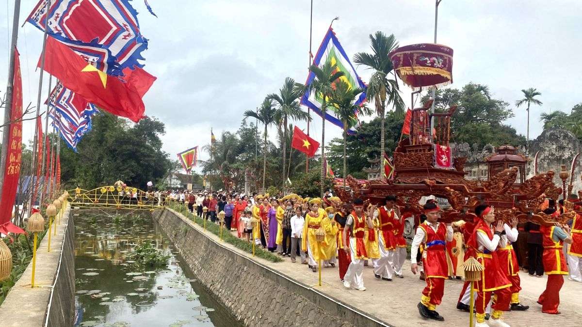 Lễ hội đền Đức Thánh Nguyễn ở Ninh Bình