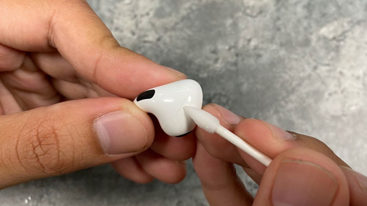 Khắc phục AirPods không kết nối được với iPhone, iPad bằng cách vệ sinh tai nghe
