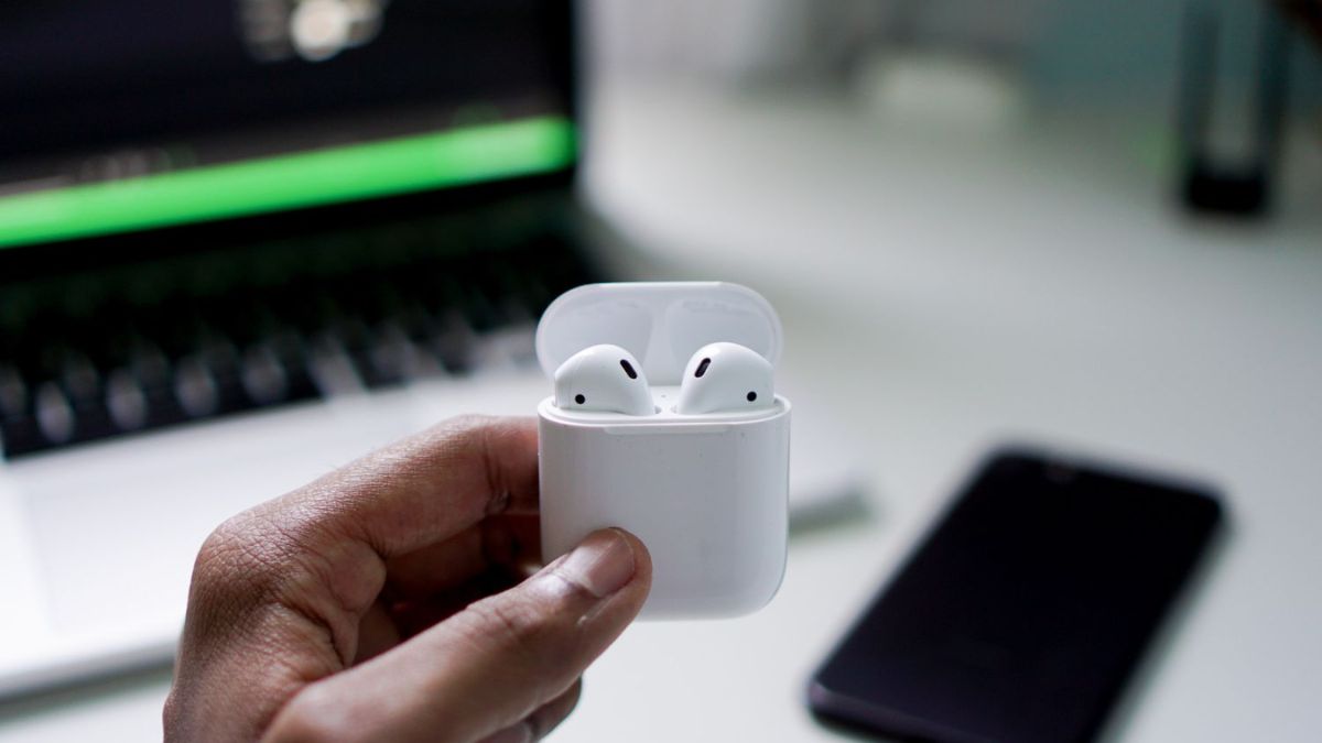 Đặt lại AirPods về hộp sạc khi AirPods không nghe được 1 bên