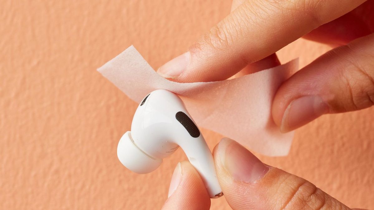 Vệ sinh lại tai nghe khi AirPods không nghe được 1 bên