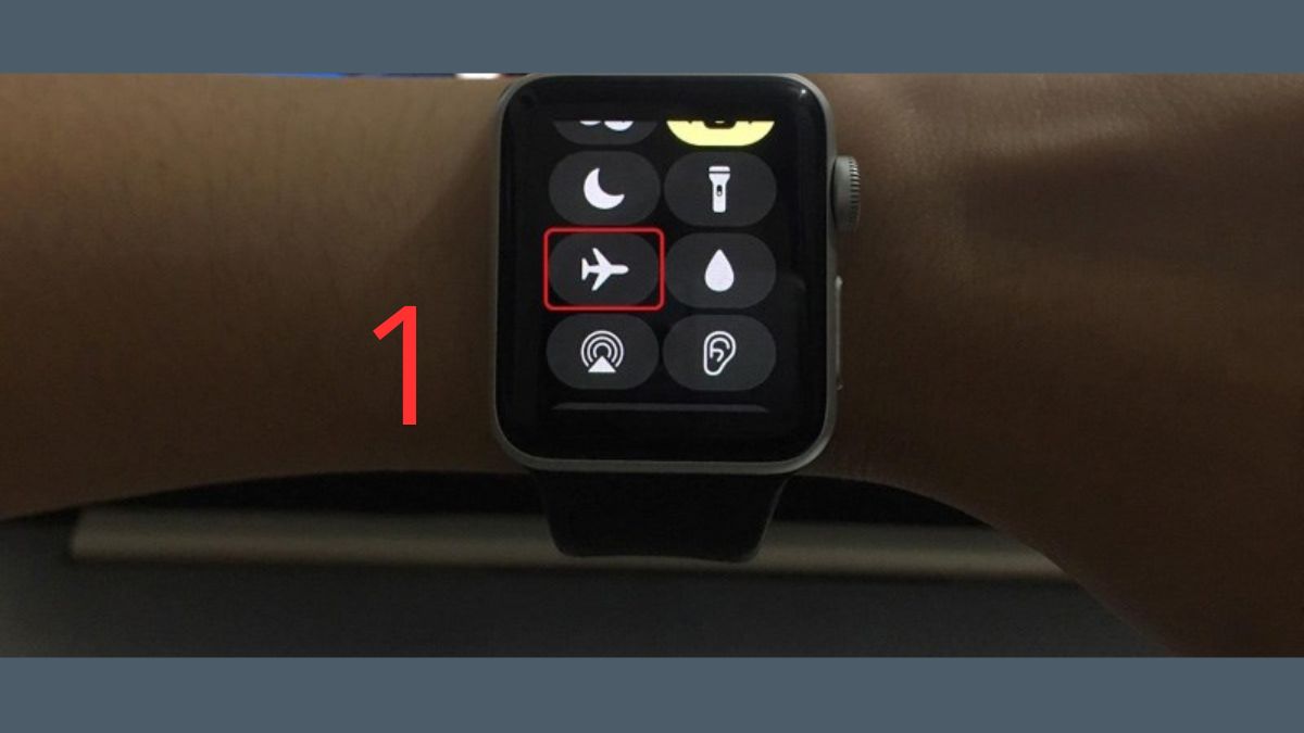 Kích hoạt chế độ máy bay khi Apple Watch không hiện thông báo - bước 1