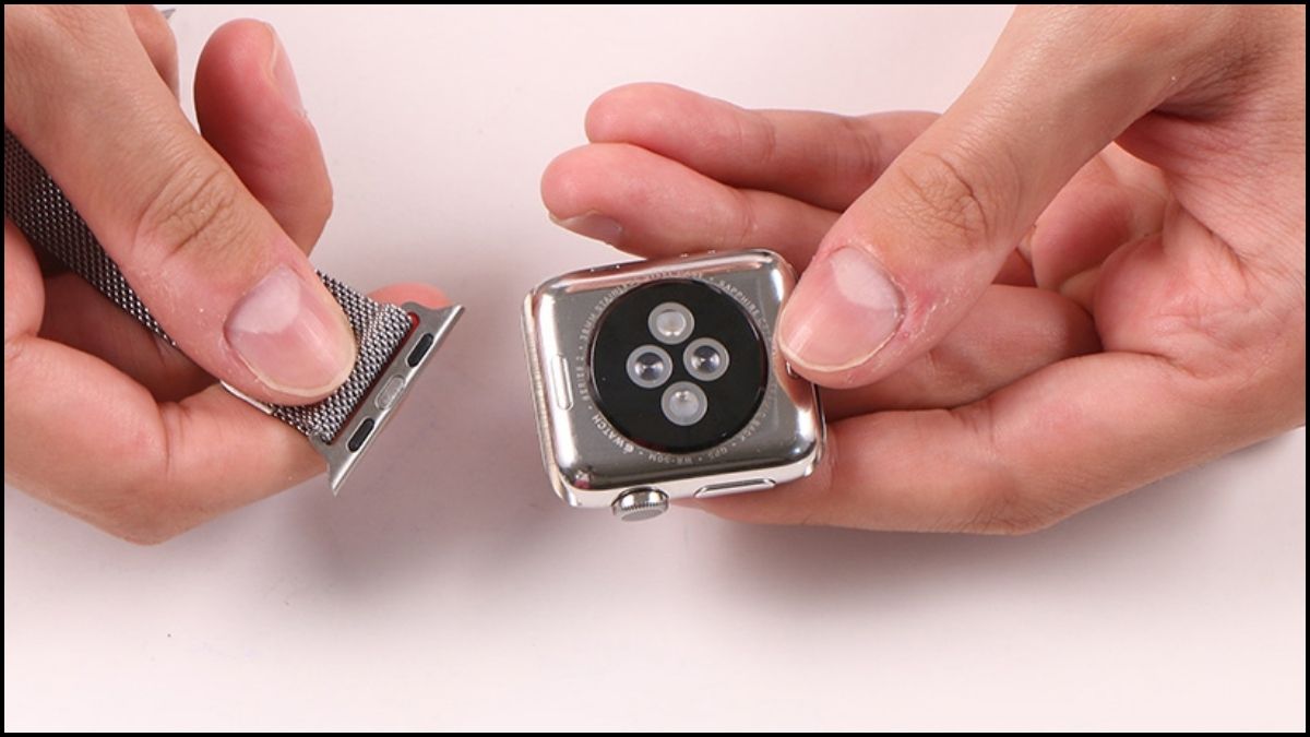 Khắc phục Apple Watch nhanh hết pin bằng cách vệ sinh các mặt tiếp xúc với pin