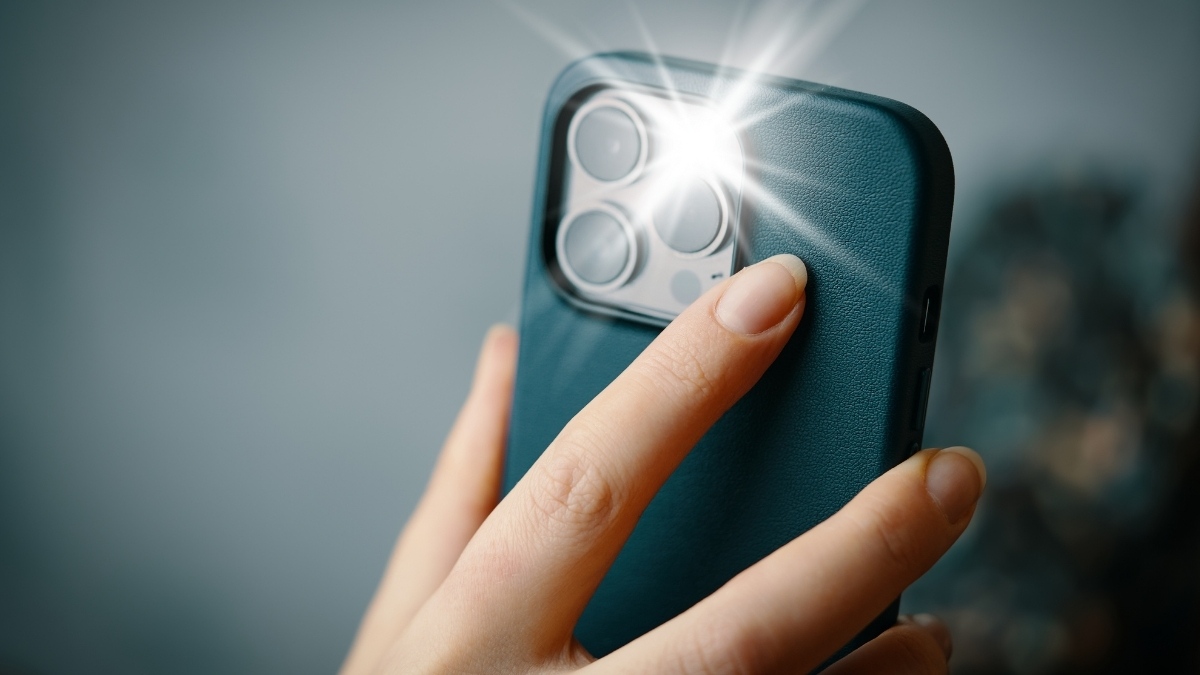 iPhone có bật flash khi quay video được 