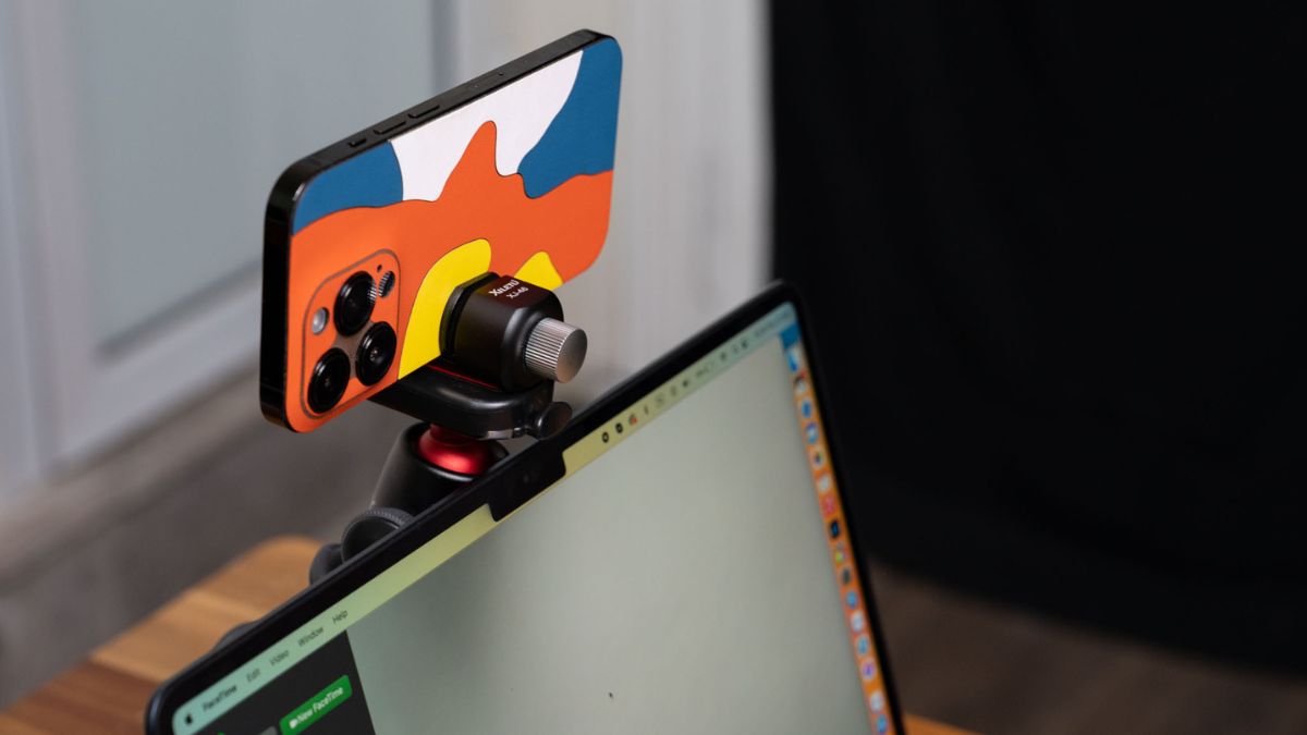 So sánh cách sử dụng điện thoại làm webcam với webcam thường