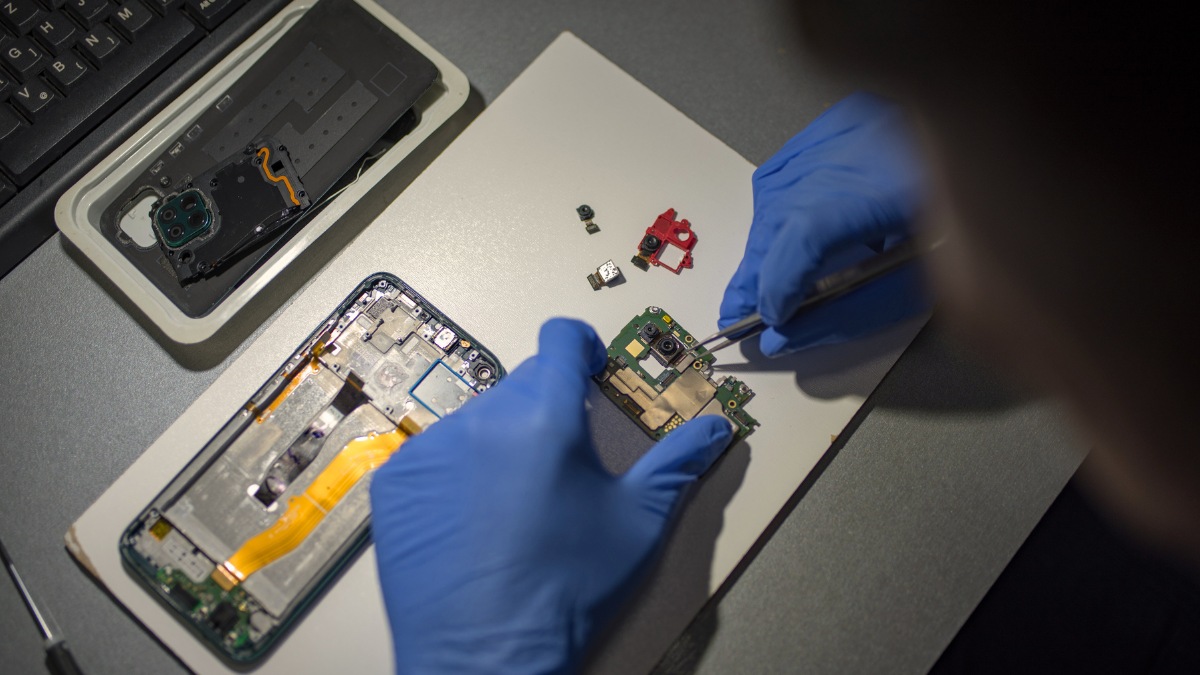 Cách chỉnh giờ trên iPhone bằng việc mang đến trung tâm sửa chữa uy tín