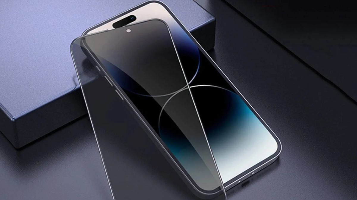 Dùng miếng dán cường lực là cách chống nhìn trộm màn hình iPhone nên làm