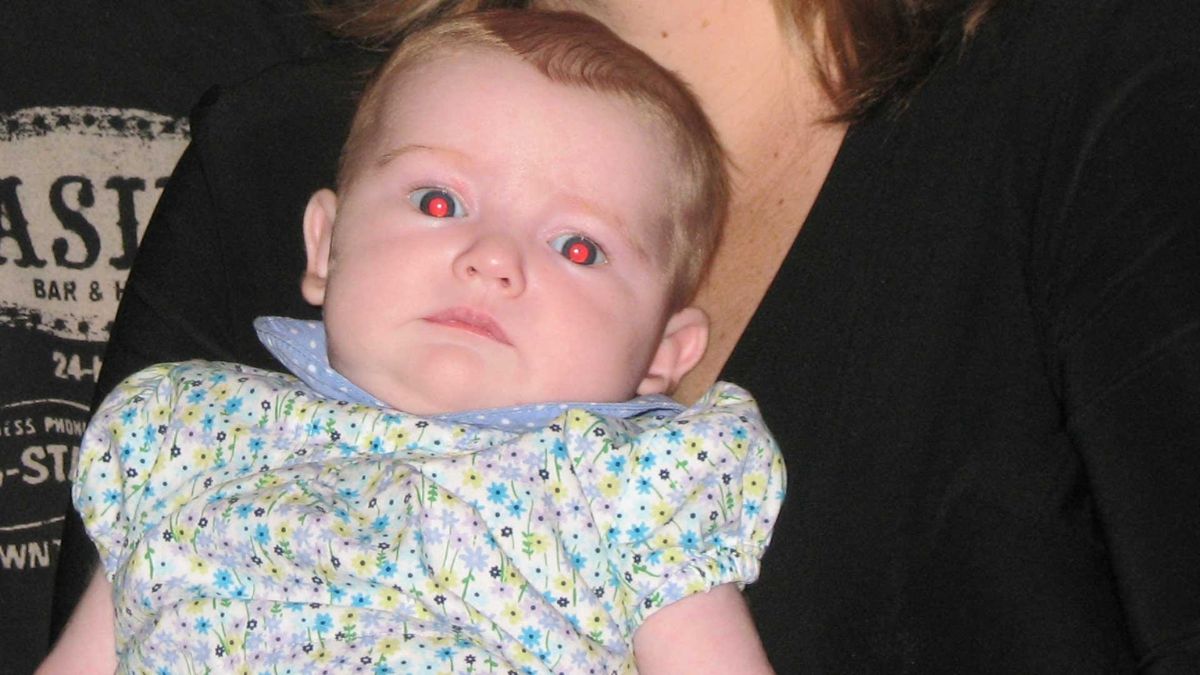 Hiện tượng đỏ mắt khi chụp flash trên iPhone