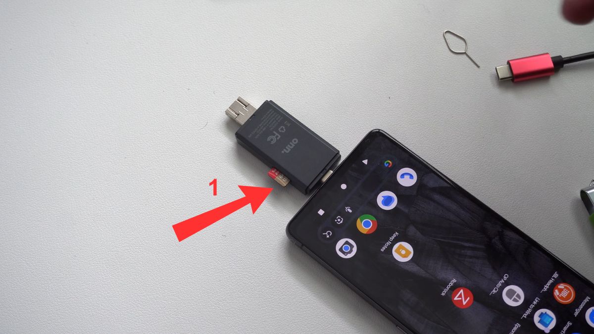 Cách chuyển ảnh từ điện thoại sang máy tính bằng microSD - bước 1