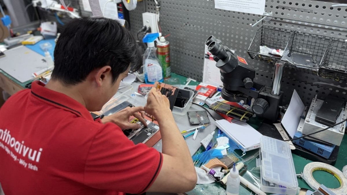 Khắc phục khi điện thoại bị theo dõi bằng cách mang đến cửa hàng uy tín