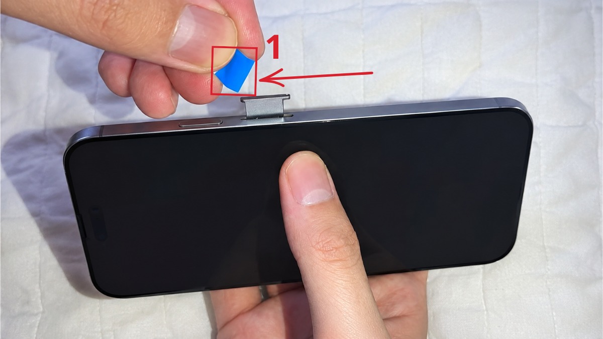 Cách xử lý khi khay SIM iPhone 12 Pro Max bị kẹt hoặc không tháo ra được - bước 1