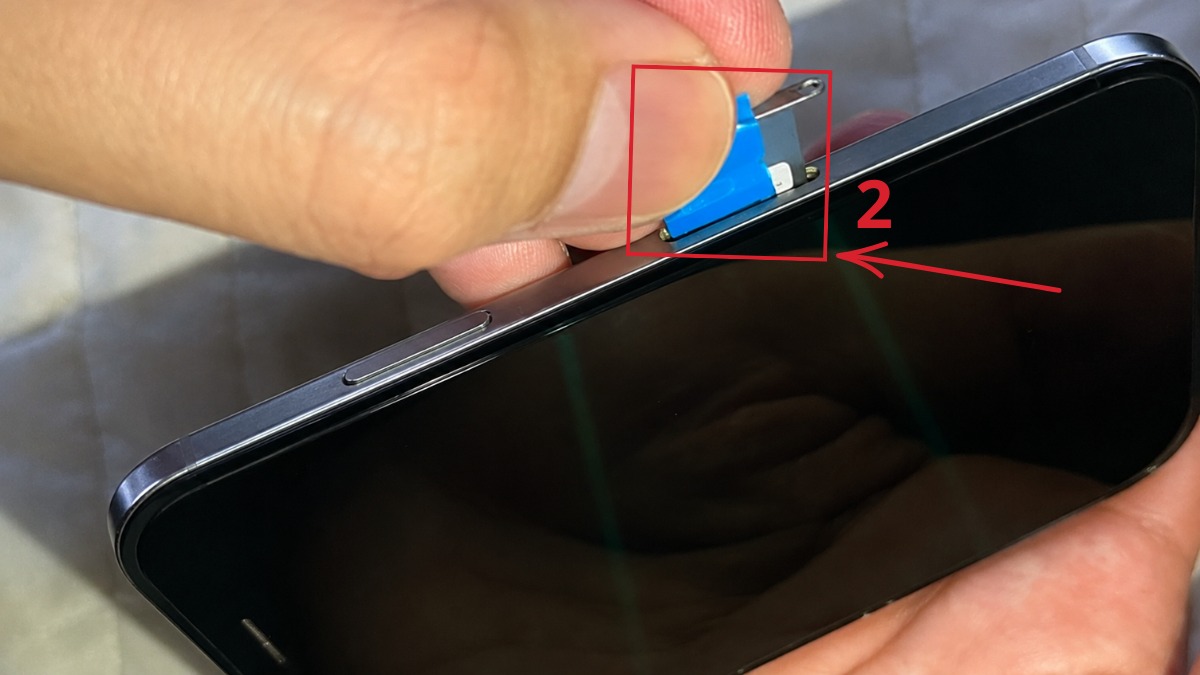 Cách xử lý khi khay SIM iPhone 12 Pro Max bị kẹt hoặc không tháo ra được - bước 2