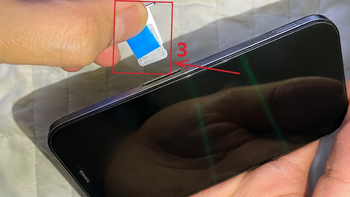Cách xử lý khi khay SIM iPhone 12 Pro Max bị kẹt hoặc không tháo ra được - bước 3