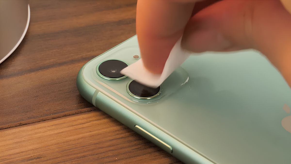 Khắc phục lỗi camera iPhone không quét được QR bằng cách vệ sinh mặt kính camera