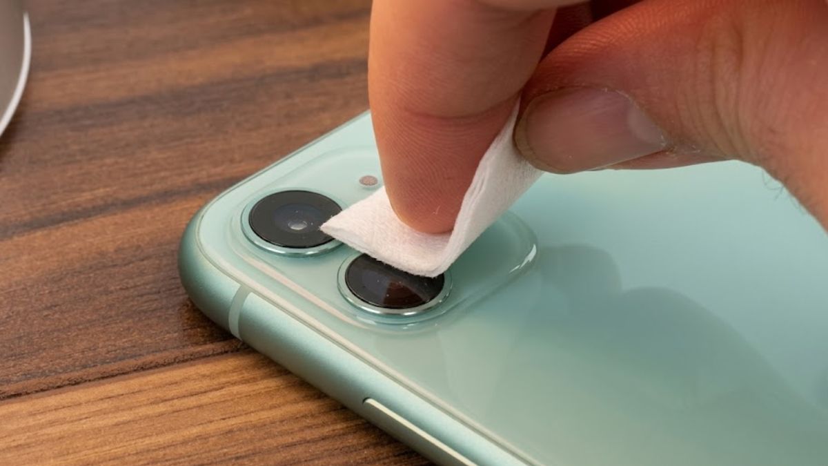 Vệ sinh camera khi camera iPhone 13 Pro Max bị lỗi