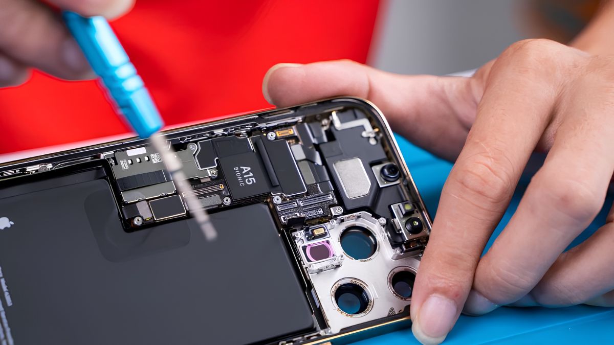 Thay camera mới cho iPhone để khắc phục camera iPhone 13 Pro Max bị mờ