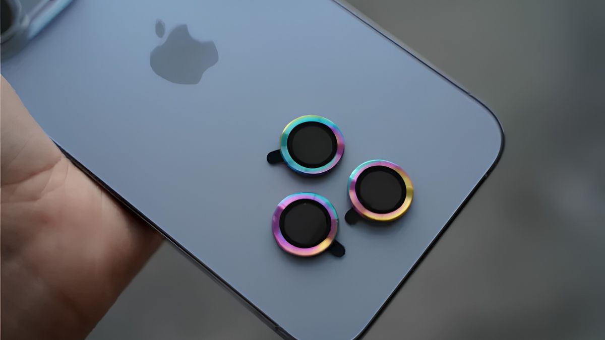 Bỏ những vật cản che camera để khắc phục camera iPhone 13 Pro Max bị mờ 