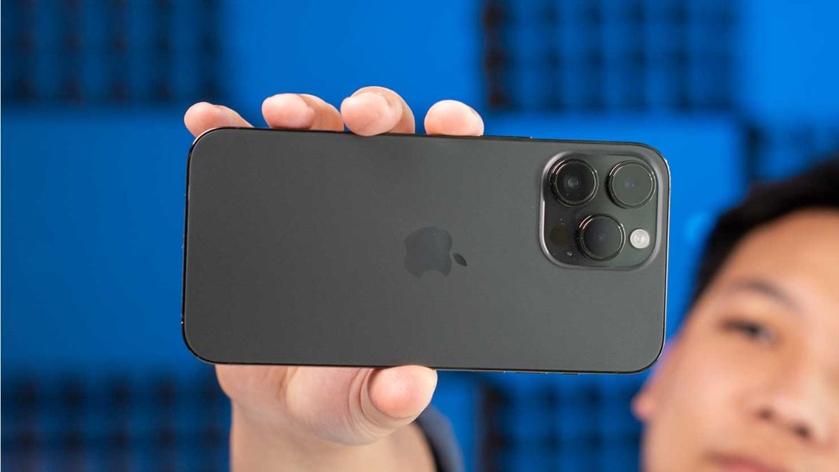 Kiểm tra và vệ sinh lại camera khi camera iPhone 14 Pro Max bị mờ