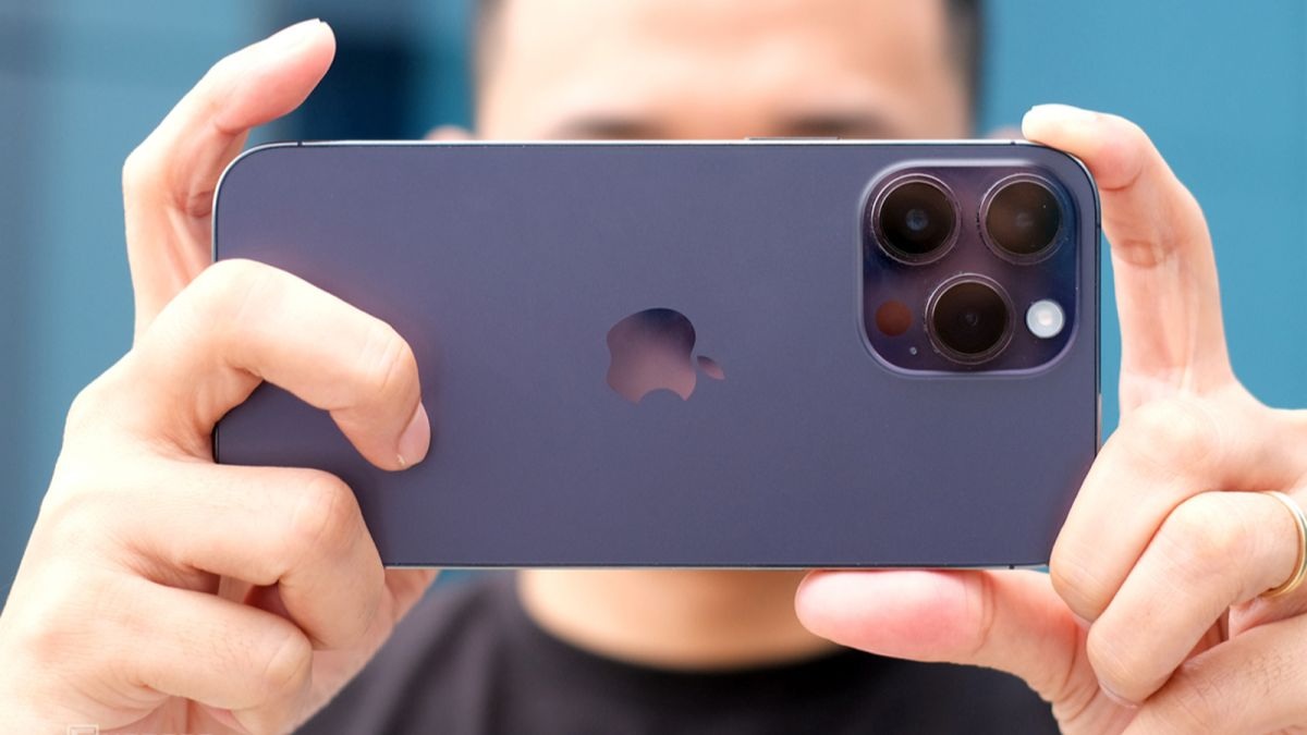 Đổi miếng dán camera khác khi camera iPhone 14 Pro Max bị mờ