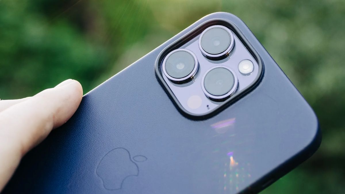 Mang đến cửa hàng sửa chữa camera khi camera iPhone 14 Pro Max bị mờ