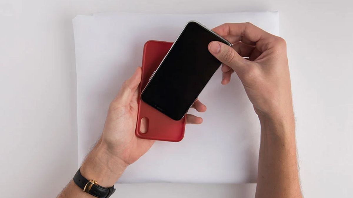 Tháo ốp lưng iPhone để khắc phục lỗi camera iPhone bị đọng hơi nước