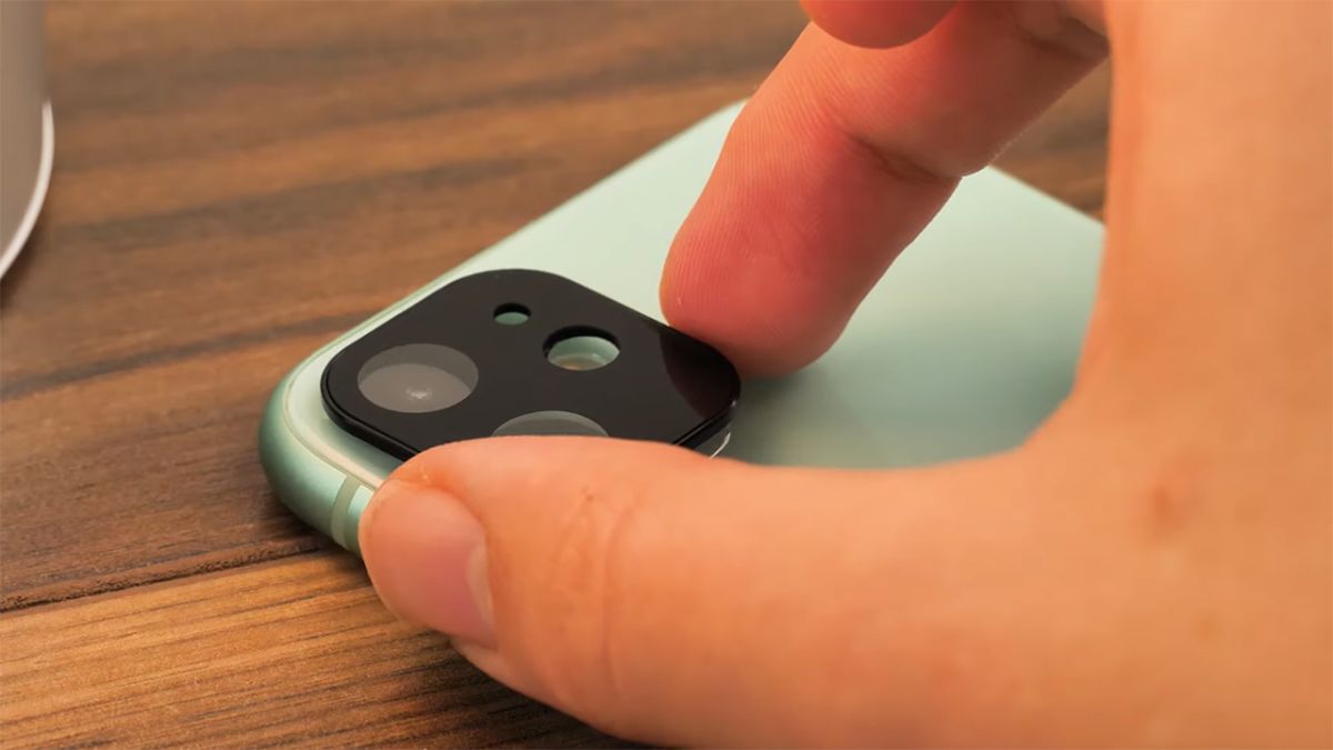 Dùng miếng dán bảo vệ camera iPhone