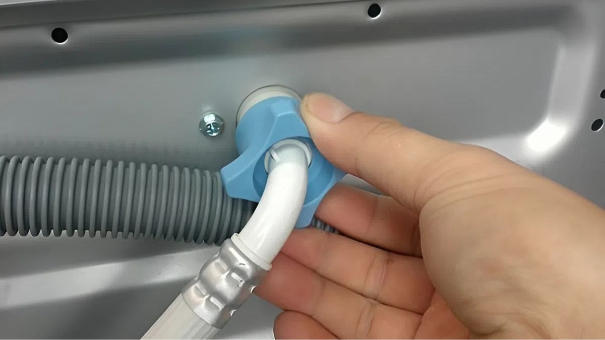 Các phụ kiện đi kèm của máy giặt trưng bày