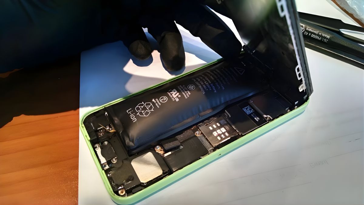 Pin phồng to là dấu hiệu pin điện thoại bị hư