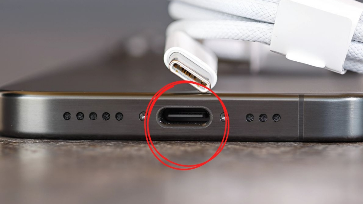 Dây sạc iPhone không vào điện do cổng sạc bị bám bụi