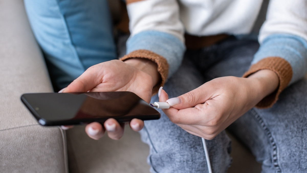 Khắc phục lỗi dây sạc iPhone không vào điện bằng cách kiểm tra bộ sạc