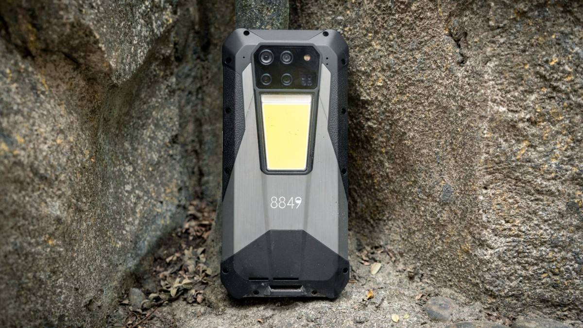 Mẫu điện thoại pin khủng khoảng 21000 mAh - Unihertz Tank 3 Pro (23800 mAh)