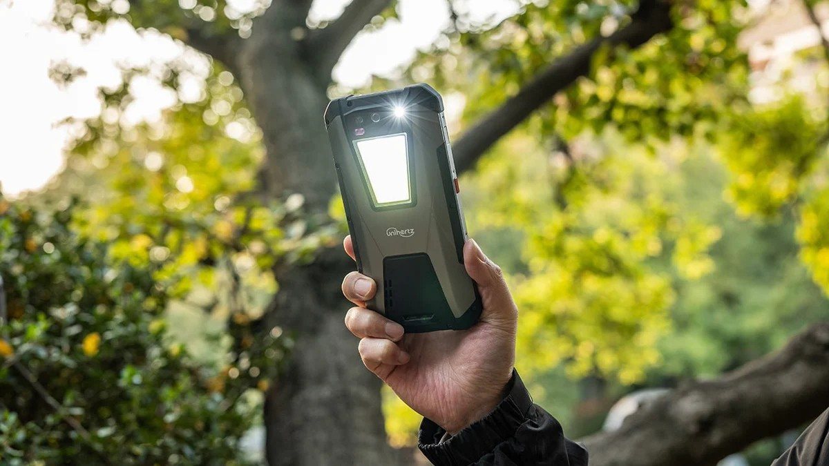 Mẫu điện thoại pin khủng khoảng 21000 mAh - Unihertz Tank (22000 mAh)