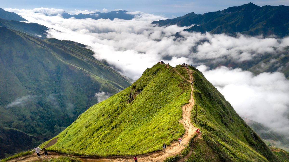 Hình nền núi đồi sáng bừng