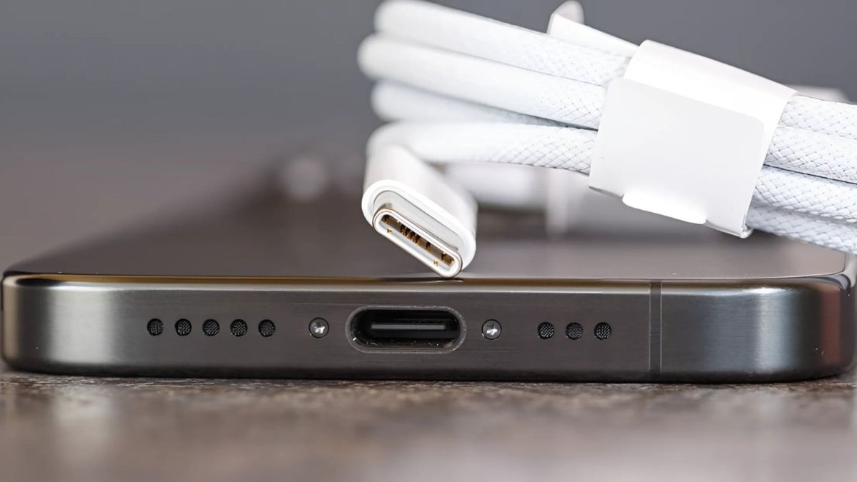 Kiểm tra lại jack cắm và lỗ cắm khi iPhone không nhận tai nghe có dây