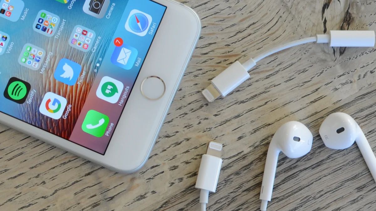 iPhone không nhận tai nghe có dây có sửa được và chi phí khoảng 300.000 - 1.000.000 đồng
