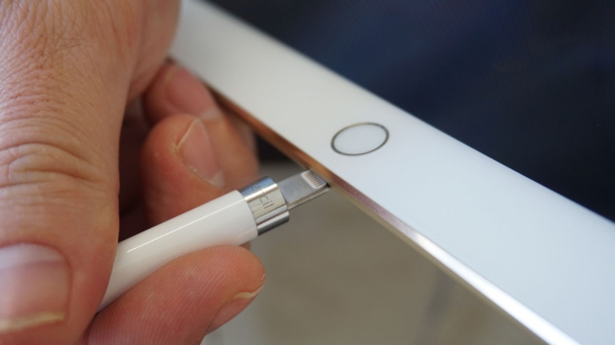 Đổi đầu cắm, cổng cắm khi iPad báo đang không vào sạc