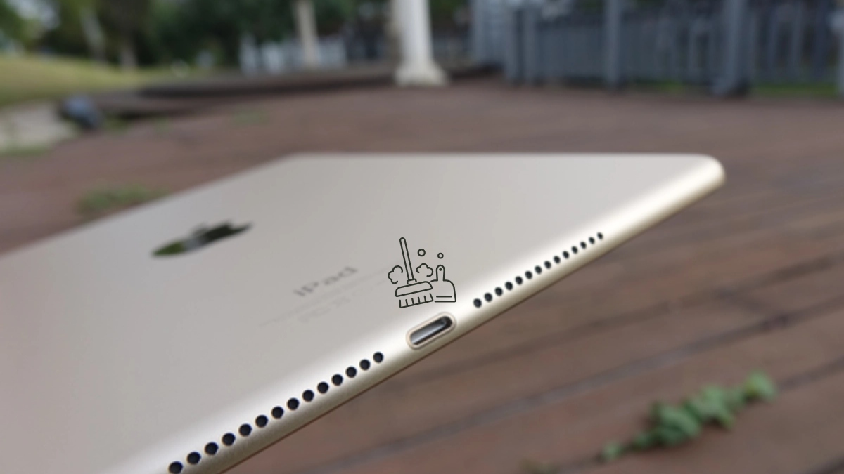 Vệ sinh cổng sạc thường xuyên khi iPad báo đang không vào sạc
