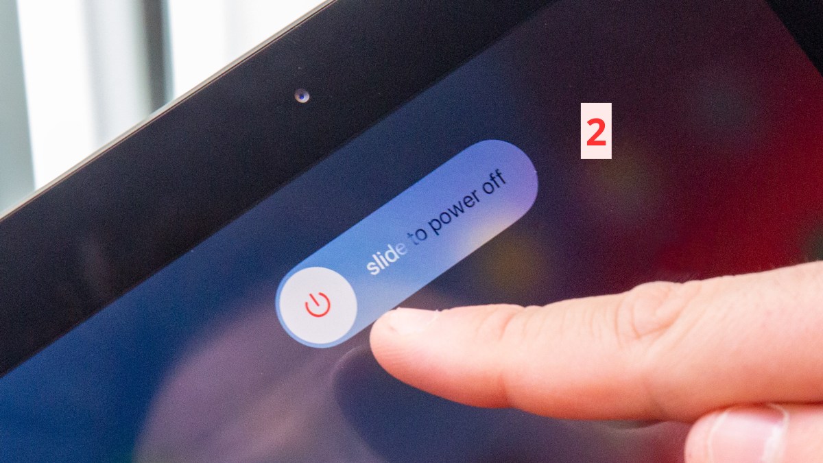 Khởi động lại thiết bị khi iPad báo đang không vào sạc - bước 2