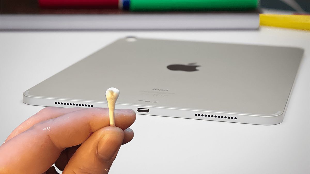Khắc phục iPad mất tiếng bằng cách vệ sinh loa