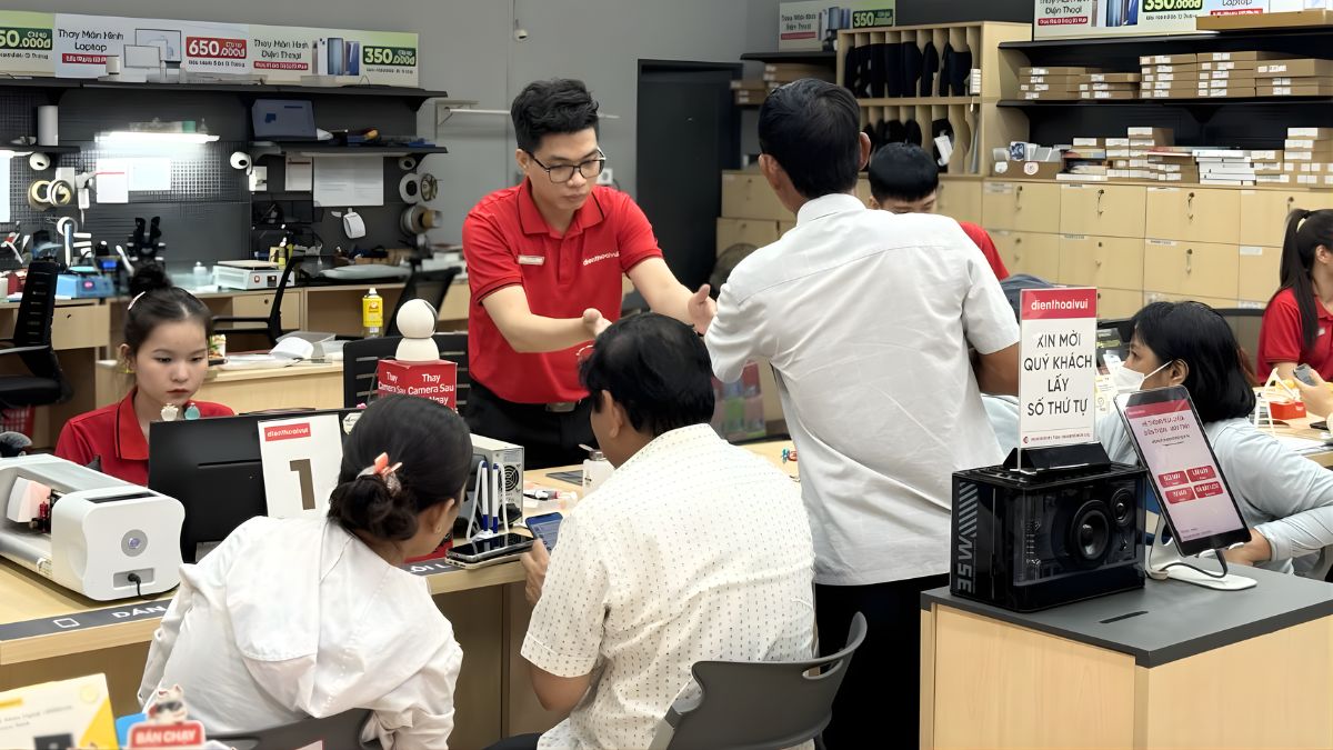 Mang đến trung tâm sửa chữa uy tín khi không tắt nguồn được iPhone 13