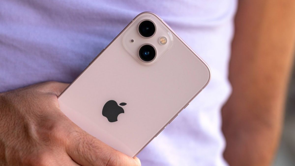 iPhone 13 bản tiêu chuẩn có màu hồng pastel nhẹ nhàng