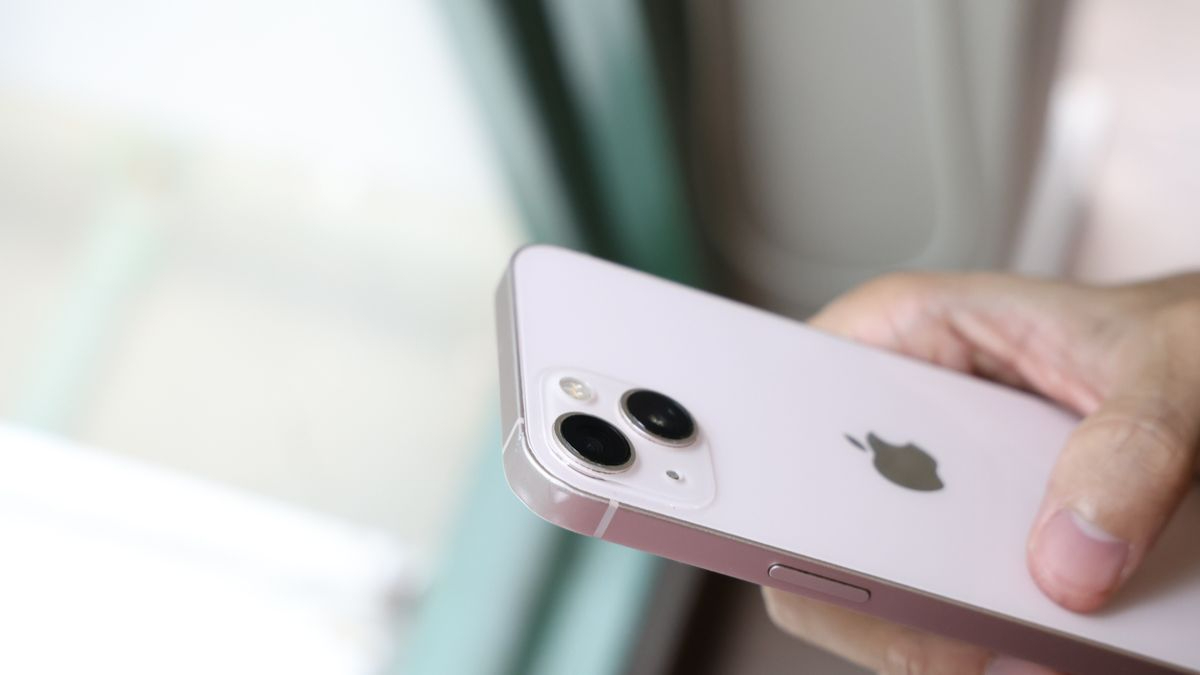 iPhone 13 mini có màu hồng ấn tượng