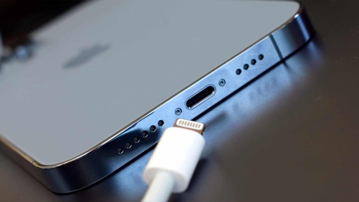 Lý do Apple vẫn dùng Lightning trên iPhone 13
