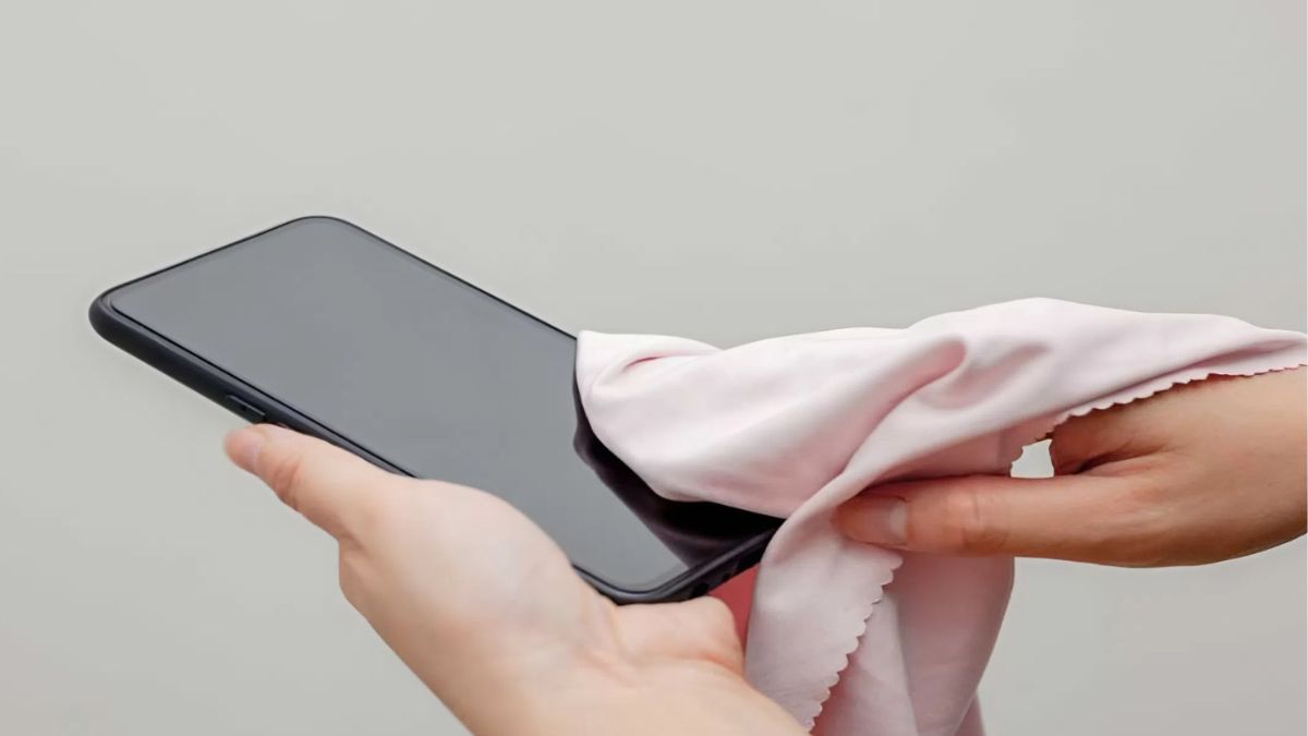 Khắc phục iPhone bị loạn cảm ứng bằng cách vệ sinh màn hình